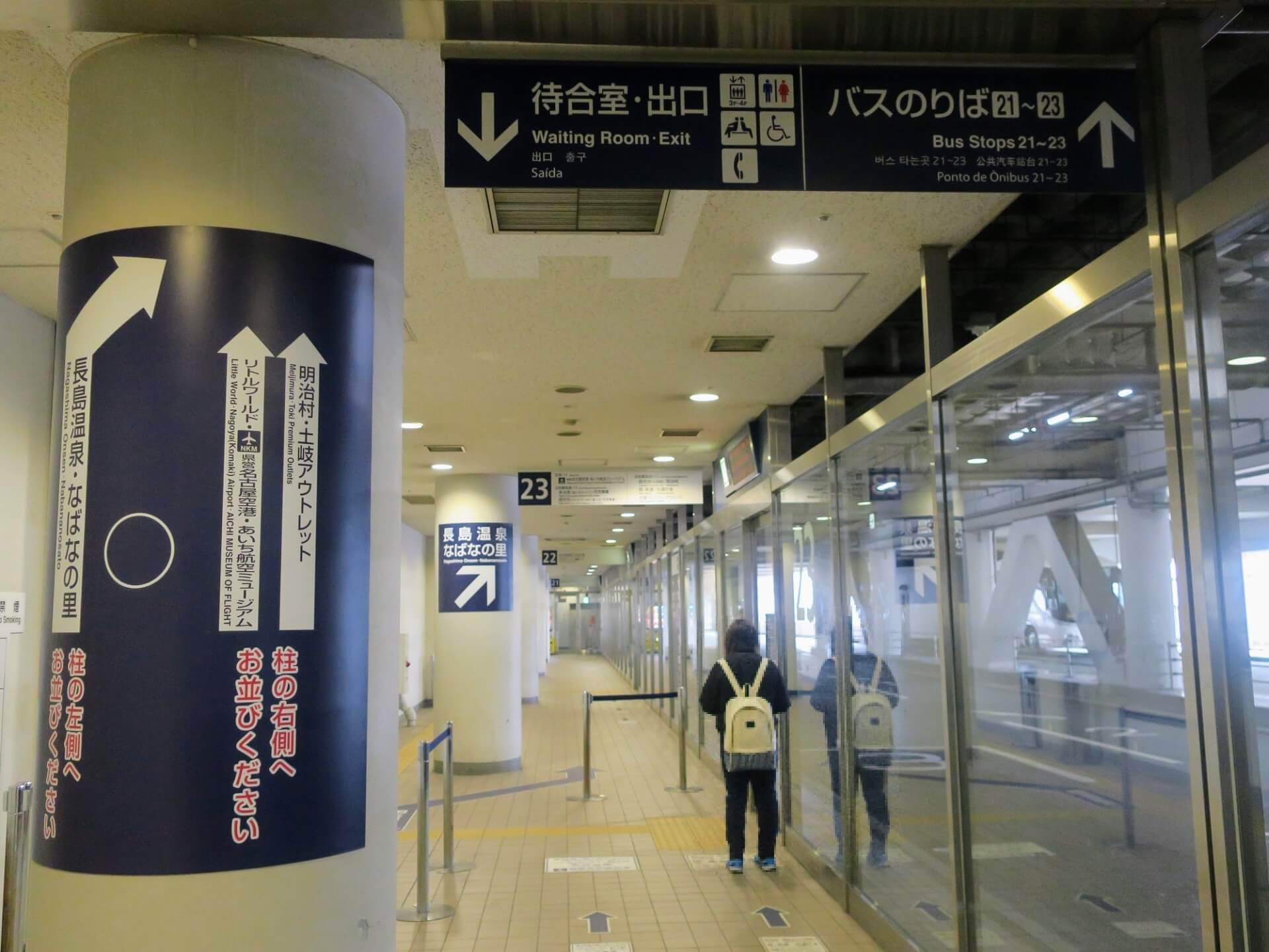 名鉄バスセンター4階のバス乗り場の写真